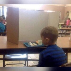 6-year-old boy forced to eat lunch behind a screen because his parents dropped him off 1 minute late