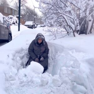 On My Way to Work, I Found an Elderly Woman Almost Frozen in a Snowdrift Near My House – What She Gave Me Changed Everything