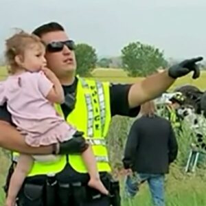 Dad dies in car crash, so police officer comforts his distraught daughter by singing