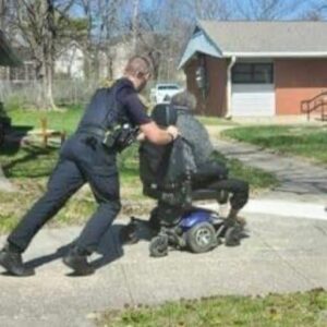 HIS WHEELCHAIR BATTERY DIED—THEN THE OFFICER DID SOMETHING NO ONE EXPECTED