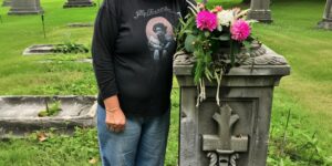 Old Woman Brought Son’s Favorite Pastry to His Grave & Found Note Saying ‘Thank You’ upon Her Return