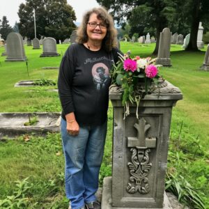 Old Woman Brought Son’s Favorite Pastry to His Grave & Found Note Saying ‘Thank You’ upon Her Return