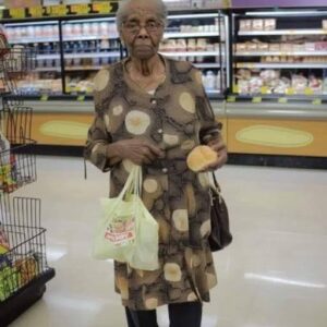 Rude Cashier Belittled Me for Being Old and Poor – A Moment Later… Rude Cashier Belittled Me for Being Old and Poor – A Moment Later…